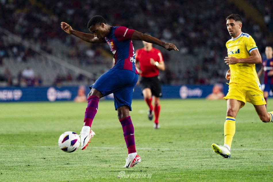 两人笑容灿 两人笑容灿